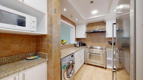 Elegant 2 BR Apartment with Beach Access - image 14