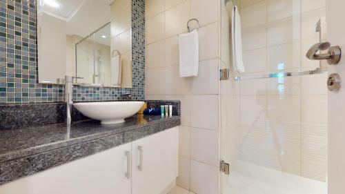 Elegant 2 BR Apartment with Beach Access - main image