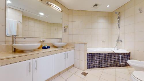 Elegant 2 BR Apartment with Beach Access - image 14