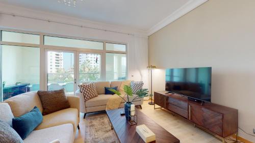 Elegant 2 BR Apartment with Beach Access - image 5