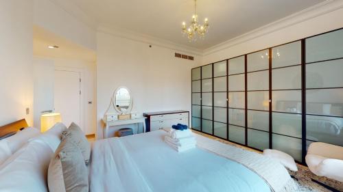 Elegant 2 BR Apartment with Beach Access - image 4