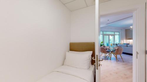 Elegant 2 BR Apartment with Beach Access - image 9