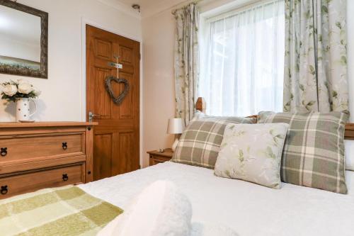 Queen Bower Farm Lodge - image 4