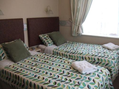 Twin Room image 3