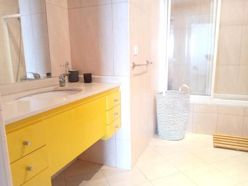 kopalnica, Charming Villa in São Miguel do Prado with Private Pool (Charming Villa in Sao Miguel do Prado with Private Pool) in Prado Sao Miguel
