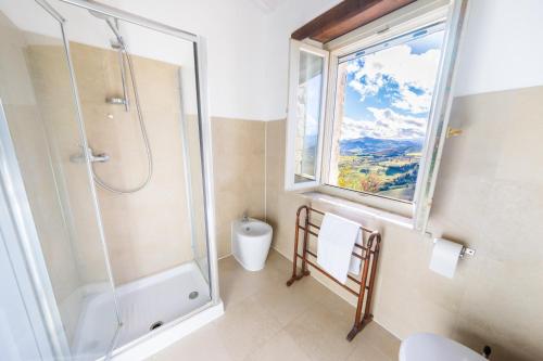Bathroom, Villa, Spectacular Private View, Pool, Sibillini Mountains, Valley in Santa Vittoria in Matenano