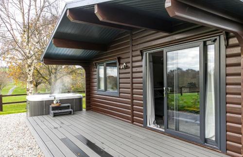 Chestnut, 6 Fingle Glen Lodges