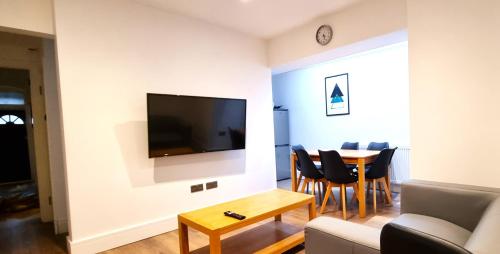 Spacious 6 Bedroom House, 4 Bathrooms, Central, 2 Parking Spaces, Swindon (photo 3)