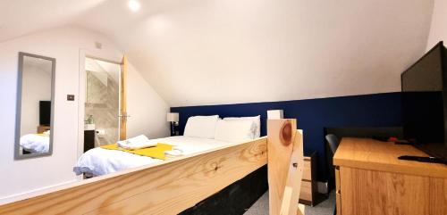 Spacious 6 Bedroom House, 4 Bathrooms, Central, 2 Parking Spaces, Swindon (photo 9)