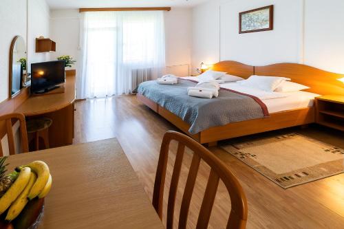 Napfeny Hotel - image 8