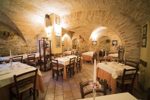 Restaurant, Villa, Spectacular Private View, Pool, Sibillini Mountains, Valley in Santa Vittoria in Matenano