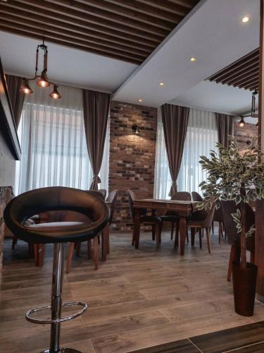 restavracija, Eleon Motel in Prevalle