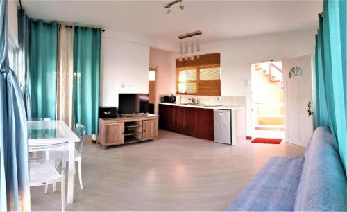 Beach Club Budget Rooms at Popeyes Caye Caulker in Caye Caulker