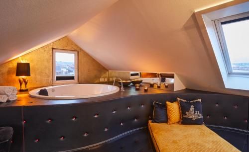 room detail thumbnail 2