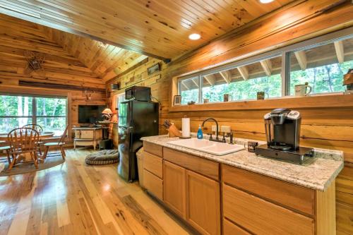 Lyndhurst Cabin on Farm with Pond and Stocked Stream! in Lyndhurst, USA