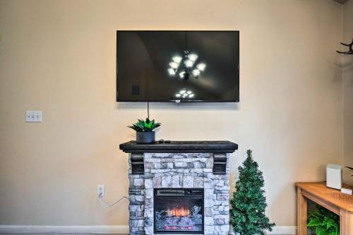 Homey Ridgetop Retreat - Walk to Hiking and Biking in Clear Spring, USA