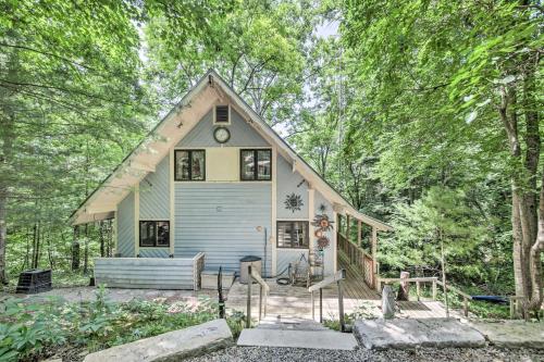 Charming and Secluded Riverside Cabin and 3 Decks - North Vernon