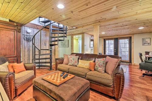 Cozy Pocono Lake Woodside Nest with Fire Pit!