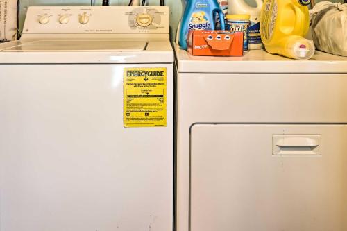 Cozy Pocono Lake Woodside Nest with Fire Pit!