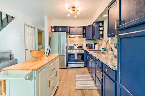 Bright Tobyhanna Retreat with Fire Pit, Walk to Lake in Tobyhanna, USA