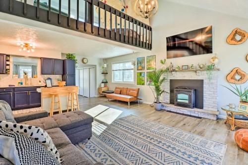 Bright Tobyhanna Retreat with Fire Pit, Walk to Lake in Tobyhanna, USA
