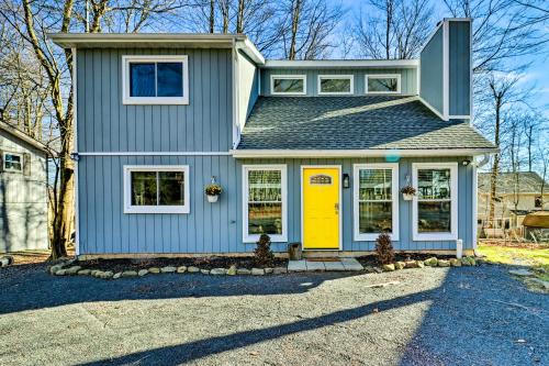 Bright Tobyhanna Retreat with Fire Pit, Walk to Lake in Tobyhanna, USA