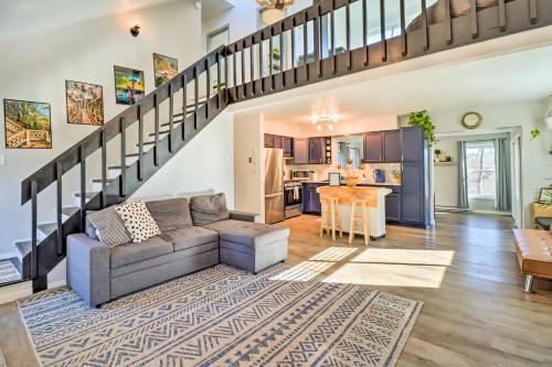 Bright Tobyhanna Retreat with Fire Pit, Walk to Lake in Tobyhanna, USA