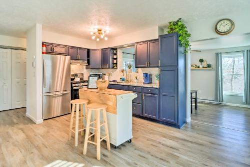 Bright Tobyhanna Retreat with Fire Pit, Walk to Lake in Tobyhanna, USA