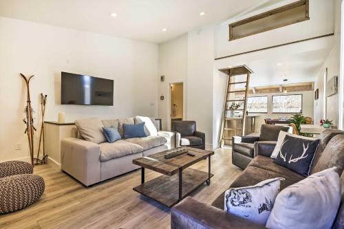Chic Condo w/ Fireplace: Walk to Main St Frisco!, Frisco