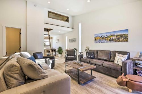 Chic Condo with Fireplace Walk to Main Street! in Frisco, USA