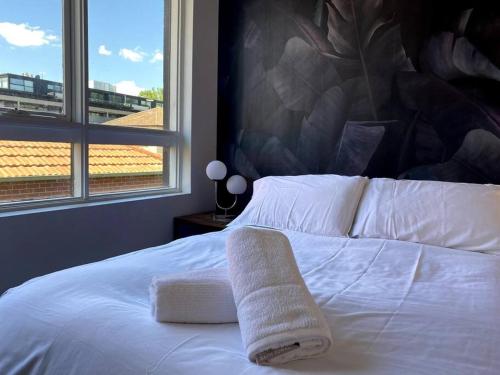 Condo Moments to Elwood Beach and Village