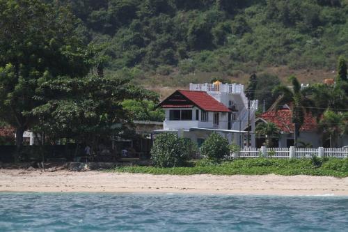 Lakey Peak's Luxe Beachfront Villa "LakeyAlaVue" Late Season Specials