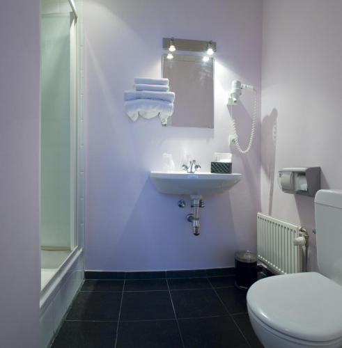 Alpha Hotel - image 4