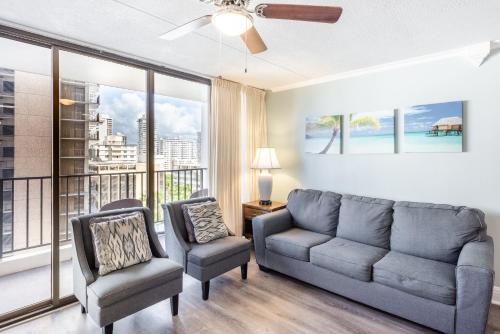 Deluxe 12th Floor Garden View Condo at Waikiki Banyan - main image