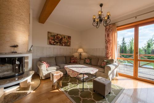 Koplietošanas atpūtas telpa ar TV, Villa Morela in Jora Wielka