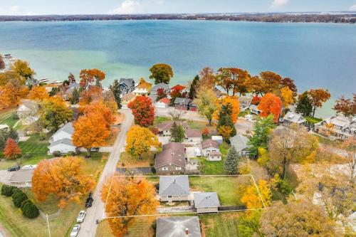 . Blue Door Retreat at Lake Wawasee