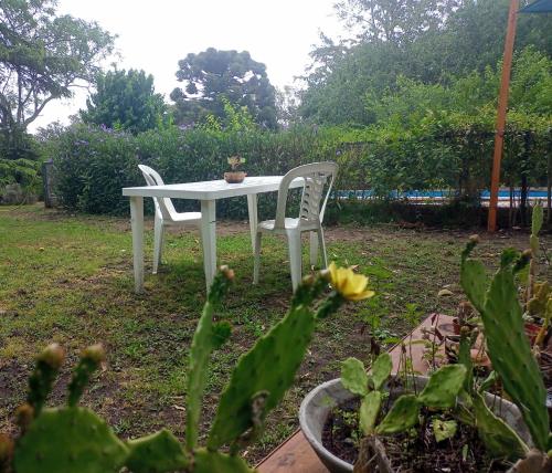 Cabaña monoambiente con pileta y jardín arbolado