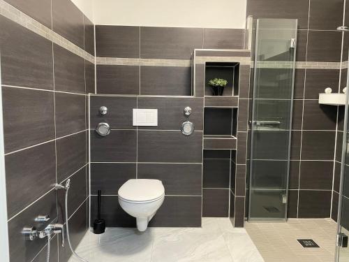 Shower, Fully equipped apartment 3 rooms 5 Bed in Neugraben-Fischbek