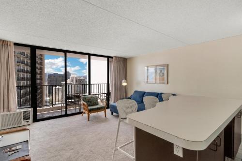 Waikiki Banyan 28th Floor Ocean View Condo - Free parking & WiFi home - image 3