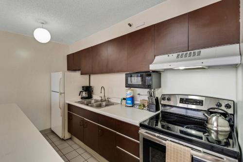 Waikiki Banyan 28th Floor Ocean View Condo - Free parking & WiFi home - image 10
