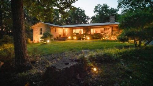 Dream home w fireplace amenities & tons of space in Birmingham, USA
