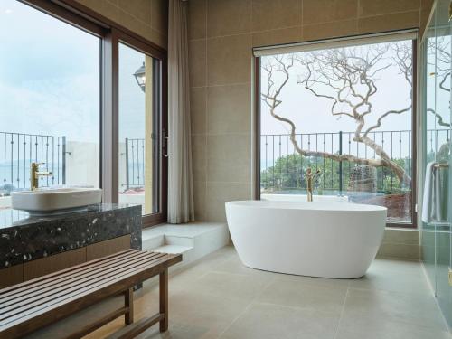 Bany calent, Hundert Hills in Udo