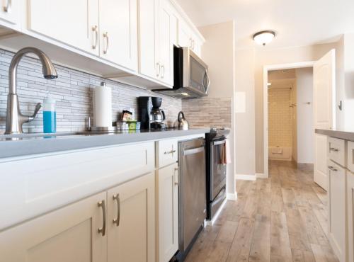 Deluxe 32nd Floor Condo - Gorgeous Ocean Views Free Wifi & Parking! - image 6