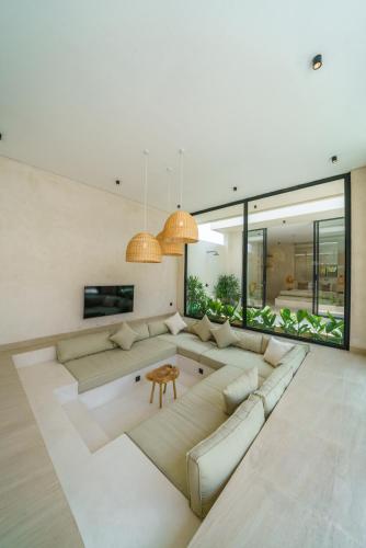 Villa Leros - Modern Chic 2BR Mediterranean Villa in Canggu! - image 5