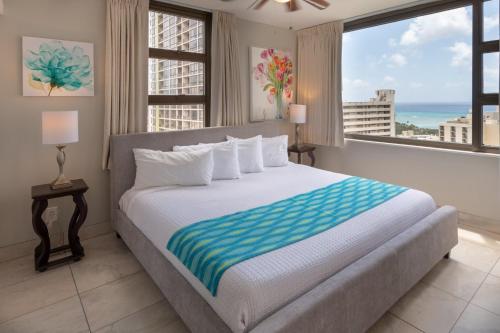 Newly Remodeled Corner Unit at the Waikiki Banyan with Diamond Head Views - image 3