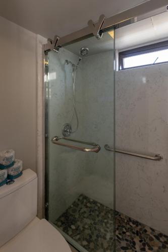 Newly Remodeled Corner Unit at the Waikiki Banyan with Diamond Head Views - image 10