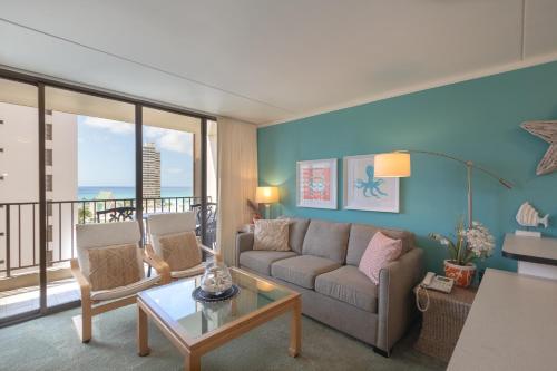Modern 12th Floor Waikiki Banyan Condo with Partial Ocean Views - image 3