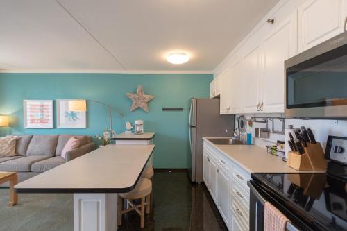 Modern 12th Floor Waikiki Banyan Condo with Partial Ocean Views - image 7