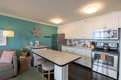 Modern 12th Floor Waikiki Banyan Condo with Partial Ocean Views - image 10