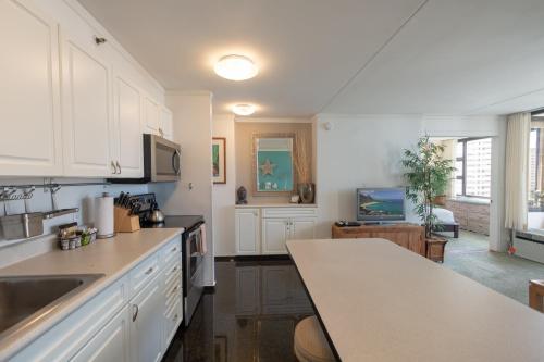 Modern 12th Floor Waikiki Banyan Condo with Partial Ocean Views - image 12